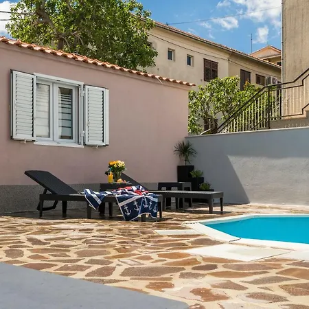 Semesterbostad Areloj *